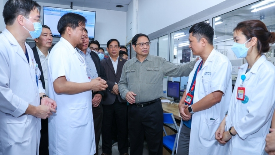 PM makes surprise visit to major hospitals in Hanoi